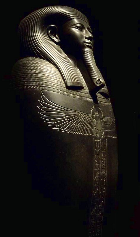 This is the sarcophagus of the vizier Gemenefherbak, XXVI Sais dynasty (664-525 a.C), sculpted in basalt. On the chest a great winged scarab is engraved, a symbol of rebirth